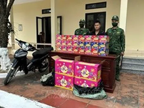 Bắt giữ đối tượng vận chuyển trái phép pháo hoa nổ