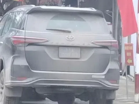 Ô tô biển xanh đỗ sai quy định, phủ đầy bùn đất bị phạt 900 nghìn đồng