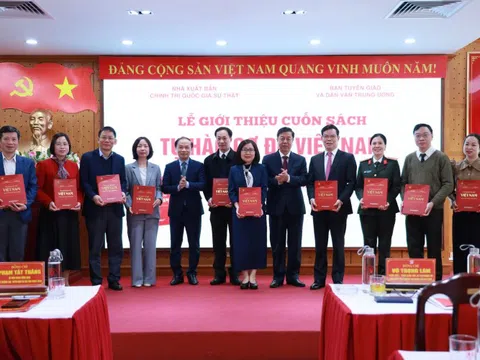 Ra mắt cuốn sách 'Tự hào cơ đồ Việt Nam'