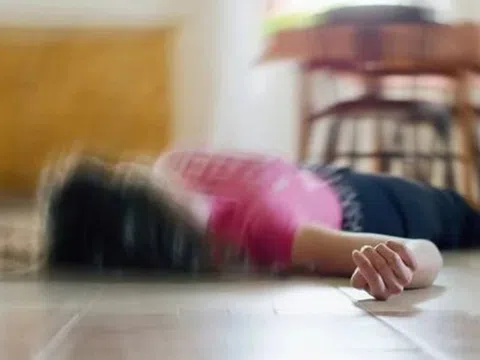 Đánh pickleball giữa trời lạnh, người phụ nữ đổ gục vì quên làm "điều quan trọng"