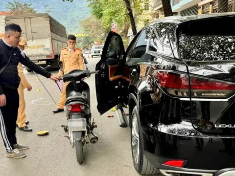 Khởi tố tài xế Lexus mở cửa ô tô khiến cháu bé tử vong