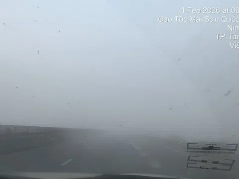 Sương mù dày đặc “nuốt chửng” cao tốc Cao Bồ - Mai Sơn - QL45, nhiều đoạn tuyến tạm cấm đường