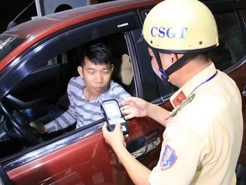 Uống vài chén rượu, bao lâu thì hết cồn để ra đường không lo "dính" phạt?