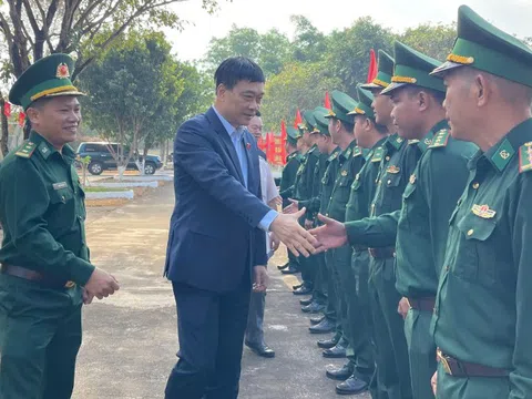 Phó Chủ tịch Quốc hội thăm chúc Tết cán bộ, chiến sĩ Đồn Biên phòng Ia O