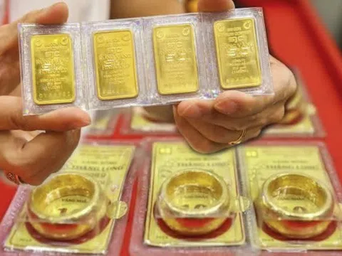 Giá vàng đang rơi tự do, người dân tranh thủ xếp hàng mua vào chờ tăng