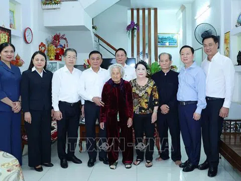 Thường trực Ban Bí thư Trần Cẩm Tú thăm, tặng quà Tết tại Đà Nẵng