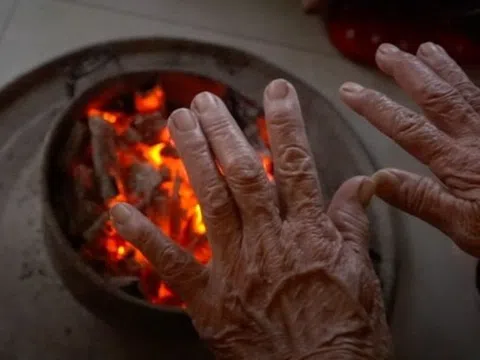 Đốt than, củi sưởi ấm trong nhà: Đã có nhiều cảnh báo, vẫn có thêm người tử vong