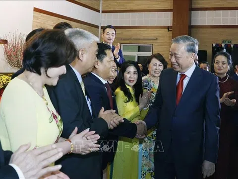 Tổng Bí thư Tô Lâm gặp gỡ cán bộ Đại sứ quán và cộng đồng người Việt tại Campuchia