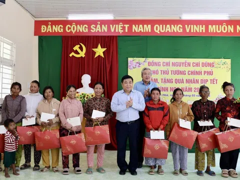 Phó Thủ tướng Nguyễn Chí Dũng thăm, tặng quà nhân dân tỉnh Khánh Hoà