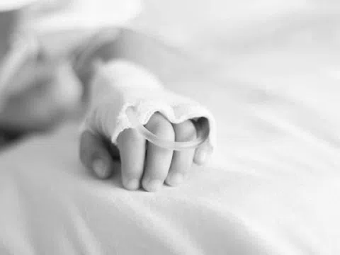 Bé trai 5 tháng tuổi nguy kịch sau khi được cho “nếm thử” rượu bằng đầu đũa