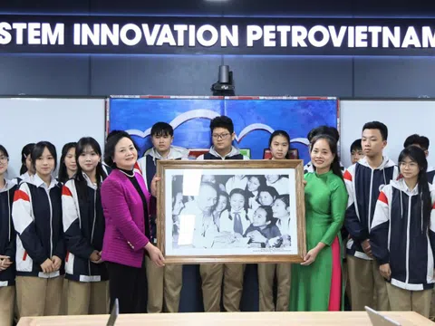 Phó Thủ tướng Phạm Thị Thanh Trà thăm, động viên thầy trò Trường THPT Cam Đường, tỉnh Lào Cai