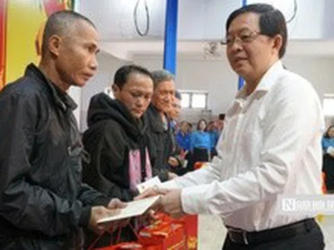 Phó Thủ tướng Hồ Quốc Dũng thăm, tặng quà, động viên nhân dân vùng lũ tỉnh Gia Lai