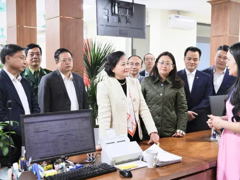 Phó Thủ tướng Phạm Thị Thanh Trà kiểm tra hoạt động Trung tâm Phục vụ hành chính công xã Bát Xát, tỉnh Lào Cai