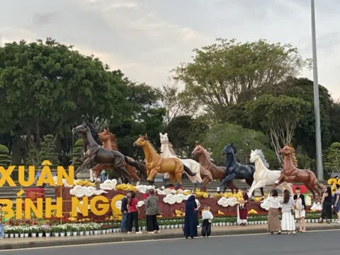 Năm ngựa tản mạn ngựa