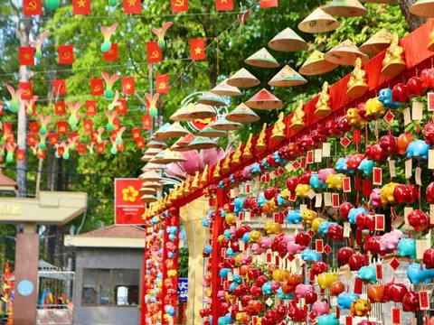 "Đường heo đất" rực rỡ sắc Xuân