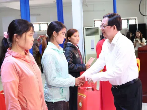 Phó Thủ tướng Hồ Quốc Dũng thăm, tặng quà Tết gia đình chính sách, công nhân khó khăn tại Gia Lai