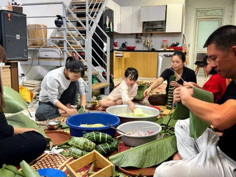 Gói bánh chưng, gói cả một mùa Tết cho trẻ