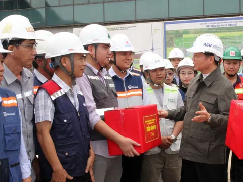 Phó Thủ tướng Trần Hồng Hà động viên, chúc Tết người lao động trên công trường sân bay Long Thành