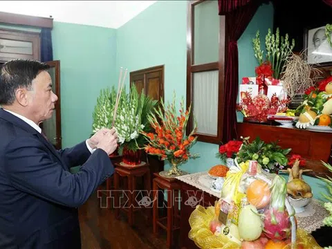 Thường trực Ban Bí thư dâng hương tưởng nhớ Chủ tịch Hồ Chí Minh tại Nhà 67