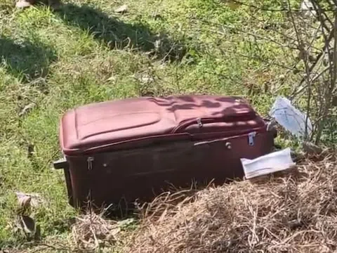 Phát hiện chiếc vali màu đỏ vứt bên đường và bí mật bên trong
