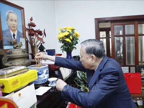 Tổng Bí thư Tô Lâm dâng hương tưởng niệm Thủ tướng Phạm Văn Đồng
