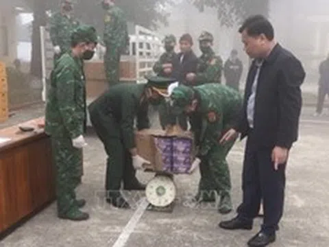 Khen thưởng thành tích phá chuyên án vận chuyển trái phép hơn 1 tấn pháo hoa nổ