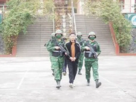 Bắt nhóm đối tượng vận chuyển trái phép 10 vạn nhân dân tệ qua biên giới