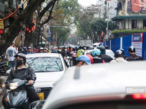 Giao thông phố cổ nghẹt thở vì “lô cốt” xây dựng cận Tết