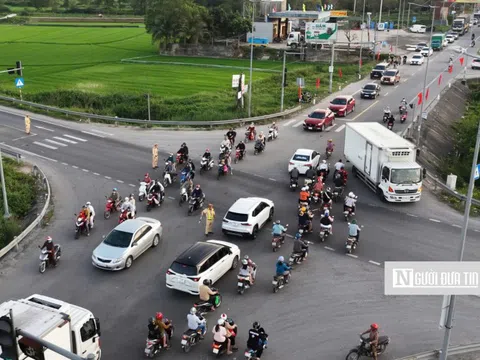 Dòng người ùn ùn về quê nghỉ Tết, CSGT căng mình giữ đường phố thông suốt