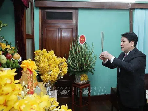 Chủ tịch nước Lương Cường dâng hương tưởng niệm Chủ tịch Hồ Chí Minh tại Nhà 67
