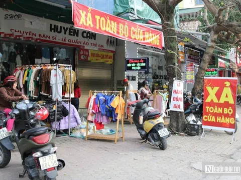 Cửa hàng thời trang đồng loạt giảm giá sâu, người dân vẫn dè dặt sắm Tết