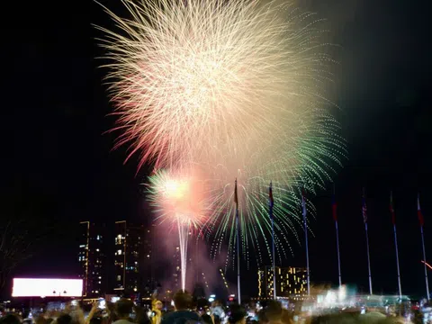 Tp.HCM rực rỡ "bức tranh ánh sáng" đêm giao thừa