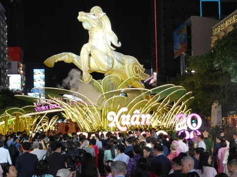 Đường hoa Nguyễn Huệ Tết Bính Ngọ 2026 chính thức mở cửa đón khách