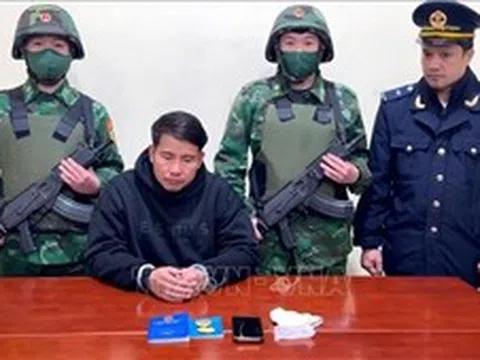 Bắt đối tượng vận chuyển trái phép vàng qua biên giới