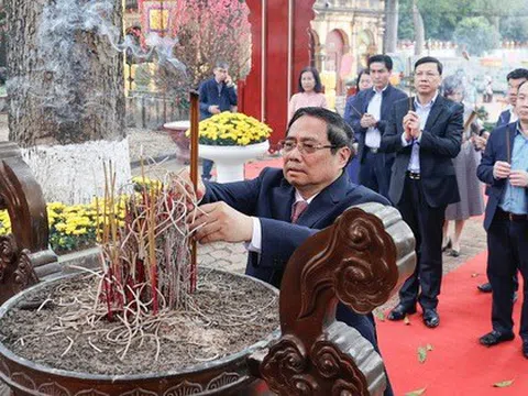 Thủ tướng Phạm Minh Chính dâng hương tại Hoàng thành Thăng Long