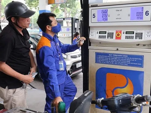 Giá xăng giảm, dầu tăng ngay phiên điều hành đầu năm