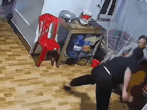 Phẫn nộ clip con trai đánh mẹ gãy tay tối mùng 3 Tết