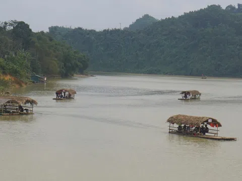 Bản Mạ hút khách đầu năm, chèo thuyền tự phát tiềm ẩn rủi ro khó lường