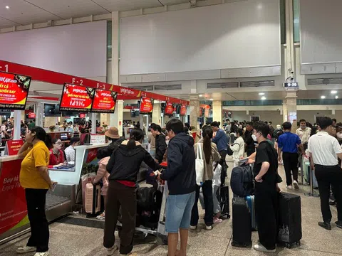 Lượng khách kỷ lục đổ về Tân Sơn Nhất, lưu ý cho hành khách đi lại