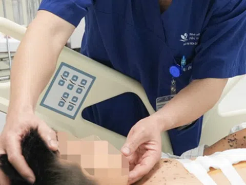 Thấy vật lạ nhấp nháy bên đường, bé trai 9 tuổi cầm lên và cái kết ám ảnh