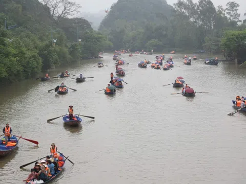 Đông đảo nhân dân, du khách nô nức dự Lễ Khai hội du lịch chùa Hương 2026
