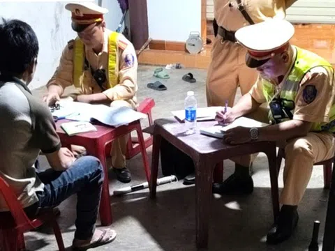 Chủ xe và tài xế xe 25 chỗ "nhồi" 61 khách, đi vào đường cấm bị phạt hơn 200 triệu đồng