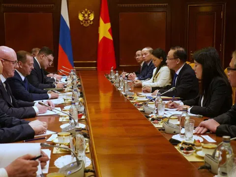 Đặc phái viên của Tổng Bí thư Tô Lâm hội kiến Chủ tịch Đảng Nước Nga Thống nhất và Chủ tịch Đảng Cộng sản LB Nga