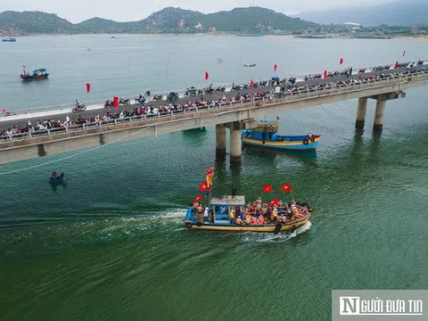 Hàng ngàn người dân Đắk Lắk đội mưa xem lễ hội sông nước Đà Nông