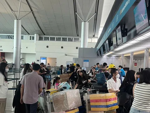 Gần 160.000 lượt khách đổ về Sân bay Tân Sơn Nhất, chưa hạ nhiệt sau cao điểm Tết