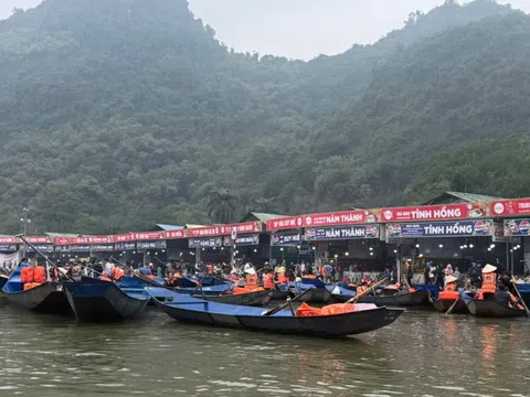 25.000 lượt du khách trẩy hội Chùa Hương 2 ngày đầu năm