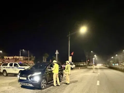 Cô gái vi phạm nồng độ cồn do bị bạn bè “ép” uống một cốc bia mới cho về