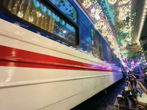 Hà Nội giảm tàu khách, dừng tàu hàng qua phố cà phê đường tàu