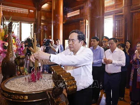 Chủ tịch Quốc hội Trần Thanh Mẫn dâng hương tưởng nhớ Chủ tịch Hồ Chí Minh tại Nghệ An