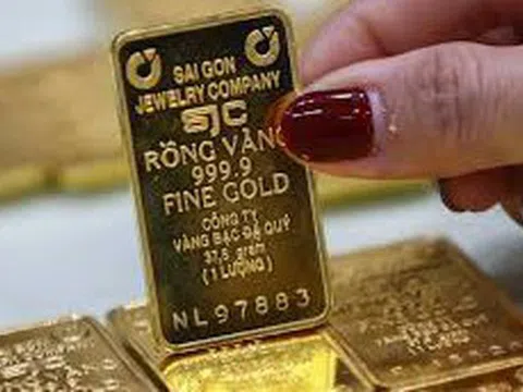 Giá vàng chiều nay 28/2: Người dân vẫn xếp hàng mua vào để tích trữ đầu năm